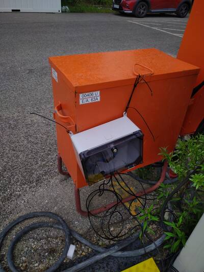 Ein Gebäude Verteiler an einem Stromverteiler